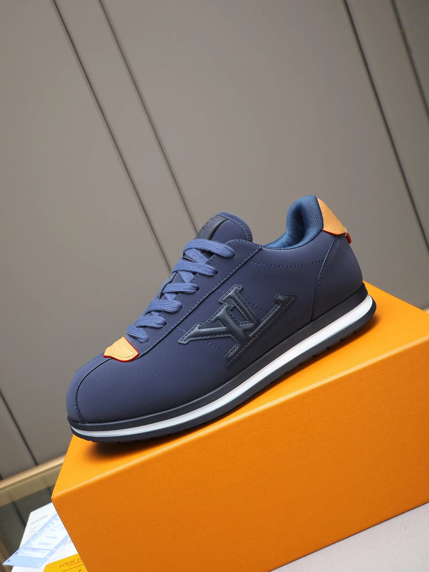 PP560 LV Louis Vuitton L Jialu Brand Runner Tatic Series Thick-soled Casual Sports Shoes Running Shoes Original purchase, development and production This LV Runner Tatic sports shoe combines technical materials such as mesh fabric and ribbons to interpret the inspiration of traditional mountaineering shoes. LV letters are written on one side, the lariat buckle of the quick lacing system is embellished with Monogram flowers and Louis Vuitton logos, and the light and wear-resistant rubber outsole completes the whole. ▪️Fabric: Original imported cowhide + mesh ▪️Inner lining: Original customized breathable mesh ▪️Sole: Original open-molded anti-slip rubber combination material ▪️Size: Men's 38-44 (customized for 45 and 46)